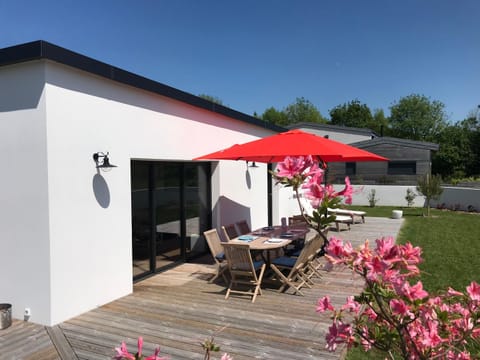 Property building, Patio, Spring, Garden, Garden view