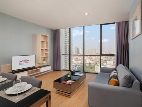 TV and multimedia, Living room, Dining area, City view, Dinner