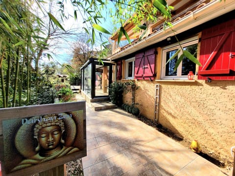 Patio, Facade/entrance