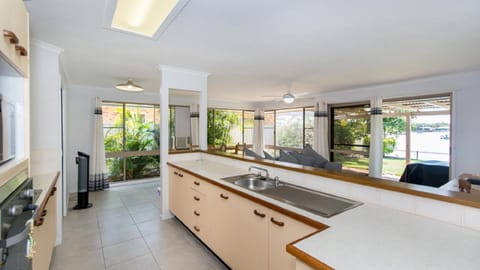 Lowset home on the canal - Dolphin Dr, Bongaree House in Woorim