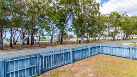 Charm and Comfort in this Ground floor unit with water views! Welsby Pde, Bongaree House in Sandstone Point