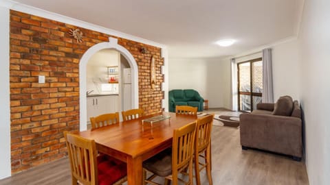 Great location close to waterfront, Shops, Restaurants and Cafes. Casa in Toorbul Street