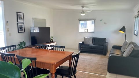 Close to Water, Restaurants and Clubs, Toorbul St, Bongaree House in Woorim