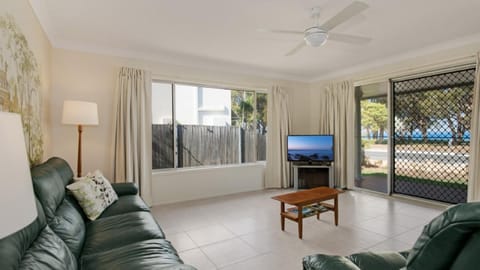 Large family waterfront home with room for a boat - Welsby Pde, Bongaree Casa in Sandstone Point