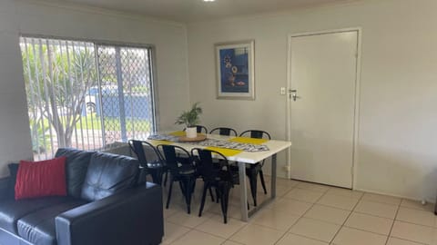 Lowset home with attached Granny Flat - Doomba Dr, Bongaree House in Woorim