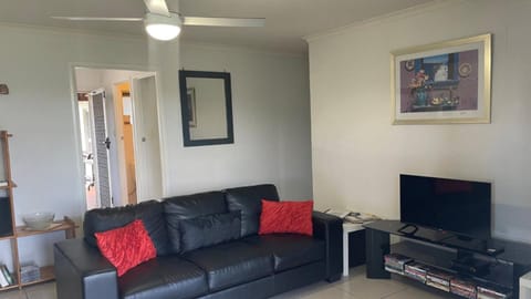 Lowset home with attached Granny Flat - Doomba Dr, Bongaree House in Woorim