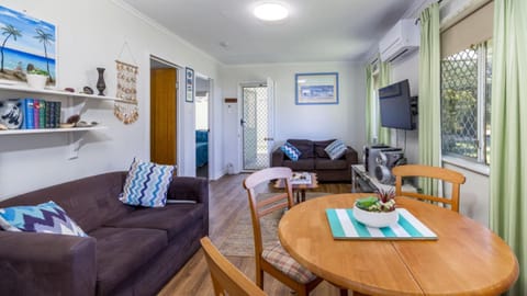 Lowset, pet friendly cottage - Sunset Ave, Bongaree House in Sandstone Point