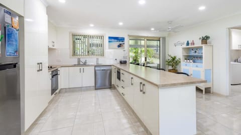Comfortable lowset family home only minutes from the water! Tarooki St, Bellara Maison in Sandstone Point