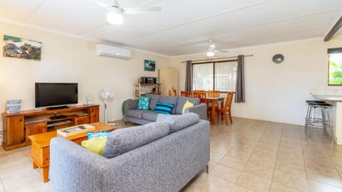 Pet friendly lowset home with room for a boat, Wattle Ave, Bongaree House in Sandstone Point