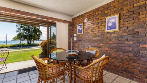 Ground Floor with water views and pool! Maison in Sandstone Point