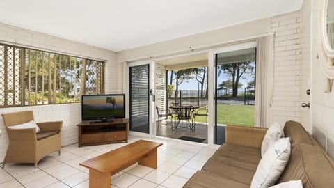 Ground floor air conditioned, fabulous waterviews overlooking Pumicestone Passage Haus in Sandstone Point
