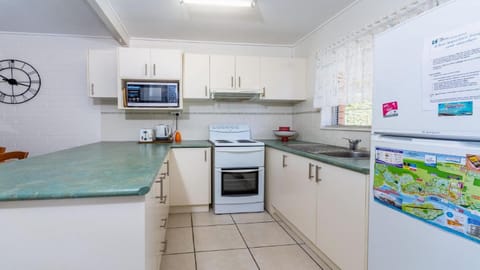Comfy Ground Floor Unit opposite waterfront! Welsby Pde, Bongaree Casa in Sandstone Point