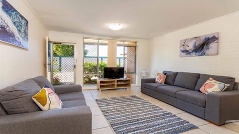 Comfy Ground Floor Unit opposite waterfront! Welsby Pde, Bongaree Haus in Sandstone Point