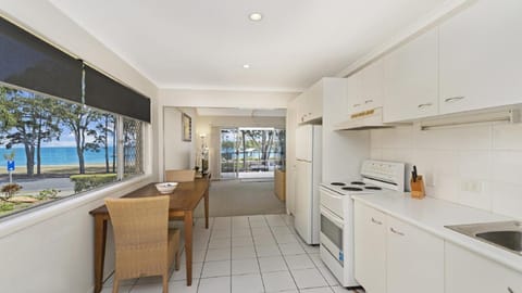 Waterfront Retreat with room for a boat - Welsby Pde, Bongaree Casa in Sandstone Point