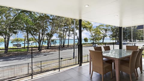 Waterfront Retreat with room for a boat - Welsby Pde, Bongaree House in Sandstone Point