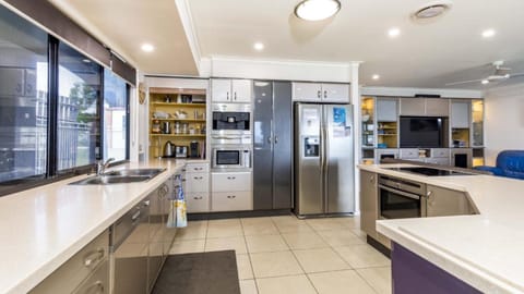 Magical holiday home - Welsby Pde, Bongaree Casa in Sandstone Point