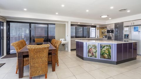 Magical holiday home - Welsby Pde, Bongaree Casa in Sandstone Point