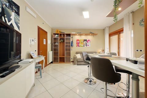 Communal lounge/ TV room, TV and multimedia, Living room, Seating area, Dining area, Evening entertainment