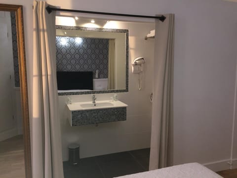 Bathroom, Photo of the whole room, Decorative detail