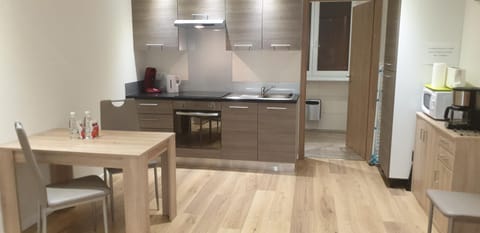 Kitchen or kitchenette, Dining area, oven, stove