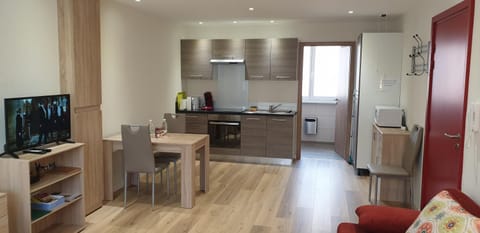 TV and multimedia, Coffee/tea facilities, Dining area, oven, stove, toaster