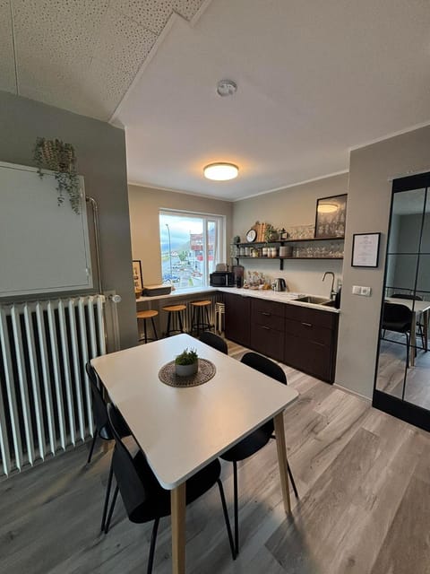 Kitchen or kitchenette, Seating area, Dining area