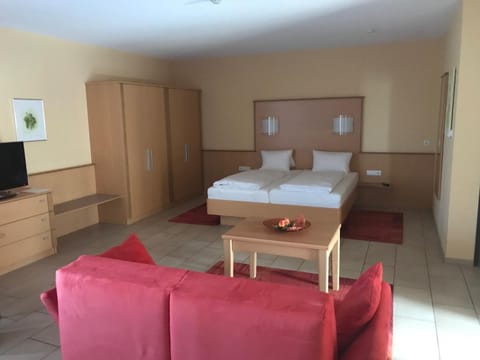 Bed, TV and multimedia, Photo of the whole room, Seating area, Bedroom, wardrobe