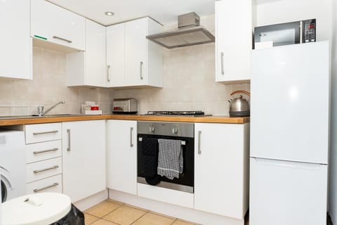 Cheltenham-2 Bed House-Sleep 6-Parking-Garden-Wifi House in Cheltenham