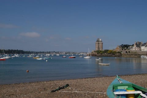 Nearby landmark, Restaurant/places to eat, Neighbourhood, Beach