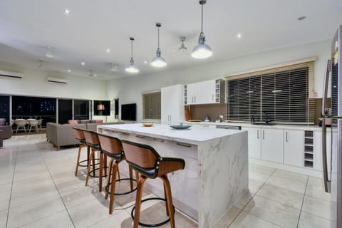 Luxury Darwin City Lights Jacuzzi Central Location Large House New Furnishings House in Darwin