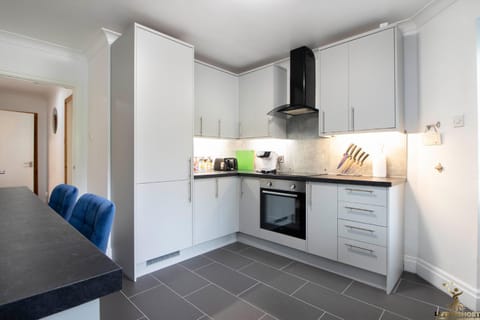 Station Lodge close to City Centre with parking Condo in Exeter