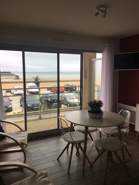 Communal lounge/ TV room, View (from property/room), Balcony/Terrace, Living room, Seating area, Dining area, Sea view, Parking