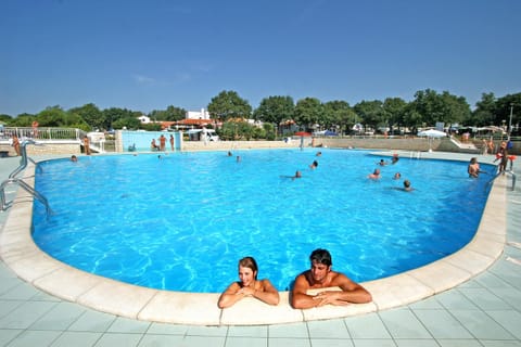 Restaurant/places to eat, Activities, Swimming pool