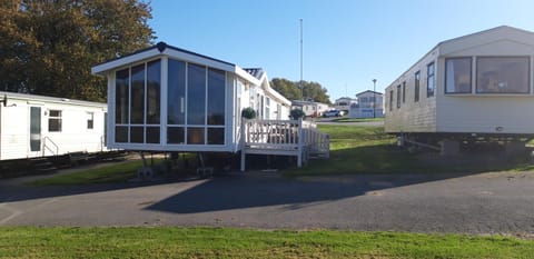 Facade/entrance, Day, Summer, Garden, Balcony/Terrace, On site, Pets
