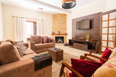 Communal lounge/ TV room, TV and multimedia, Living room, fireplace