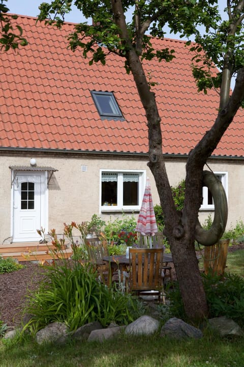 Facade/entrance, Seating area