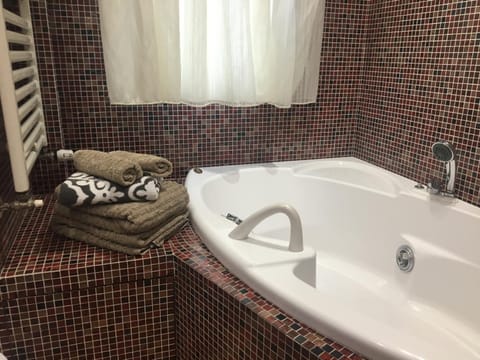 Shower, Hot Tub, heating, towels