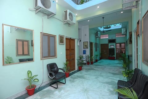 Collection-O Sara Grand Near Ram Manohar Lohia hospital Hotel in Lucknow
