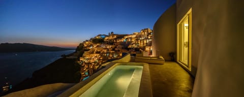 Echoes Luxury Suites Hotel in Oia
