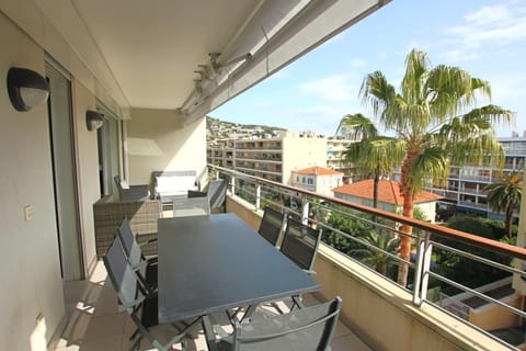 Fully equipped apartment with large terrace lounge area Copropriété in Cannes
