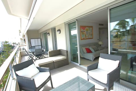 Fully equipped apartment with large terrace lounge area Condo in Cannes