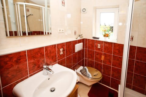 Bathroom, Photo of the whole room, Pets