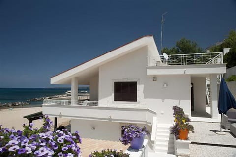 Property building, Facade/entrance, Balcony/Terrace, Beach, On site, Sea view