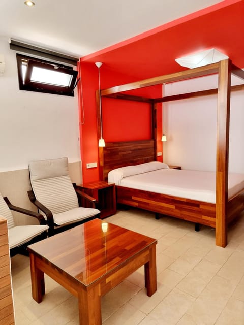 Communal lounge/ TV room, Bed, Facility for disabled guests