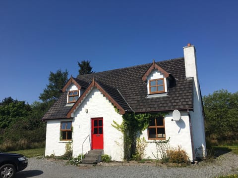 Heatherhill Farm Cottage in Letterfrack beside Connemara National Park House in County Mayo