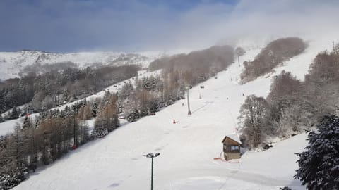 Studio-cabine au pied des pistes à Super Besse Cabin in Besse-et-Saint-Anastaise