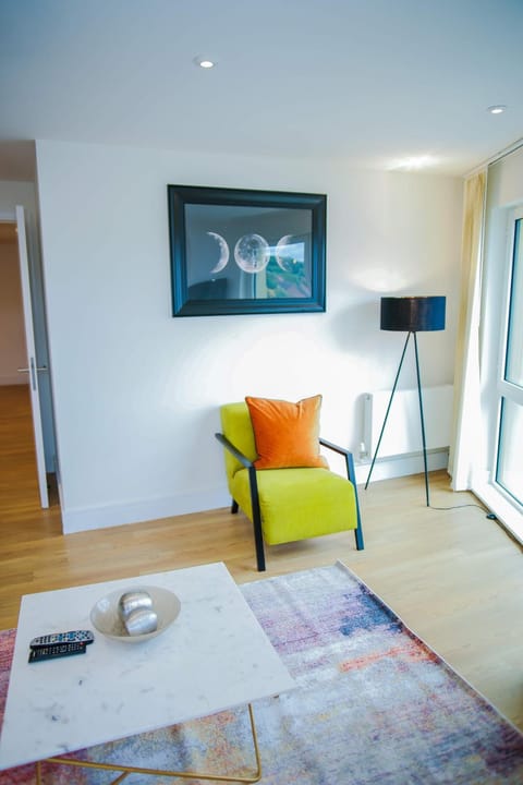 EXECUTIVE 2 BED APARTMENT Apartment in London