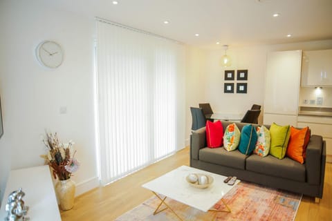 EXECUTIVE 2 BED APARTMENT Apartment in London