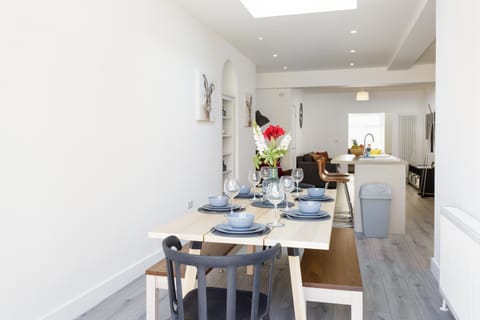 Harold House - Modern open plan 4 bedroom, 3 bathroom house in Central Southsea, Portsmouth Condominio in Portsmouth