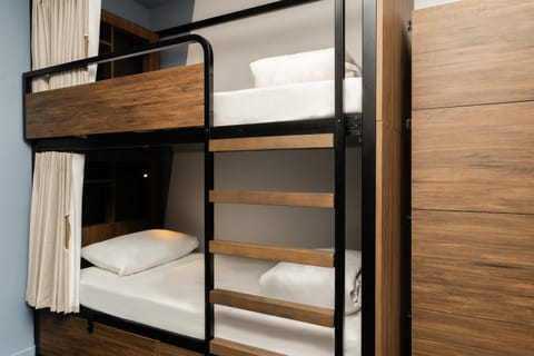 Bedroom, bunk bed